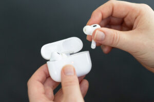 Read more about the article Apple executives break down AirPods’ new features