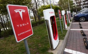 Read more about the article Feds expand Tesla investigation to include vehicle range, personal benefits