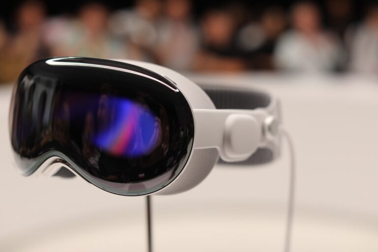 Read more about the article Apple reportedly plans to release its Vision Pro headset in March 2024