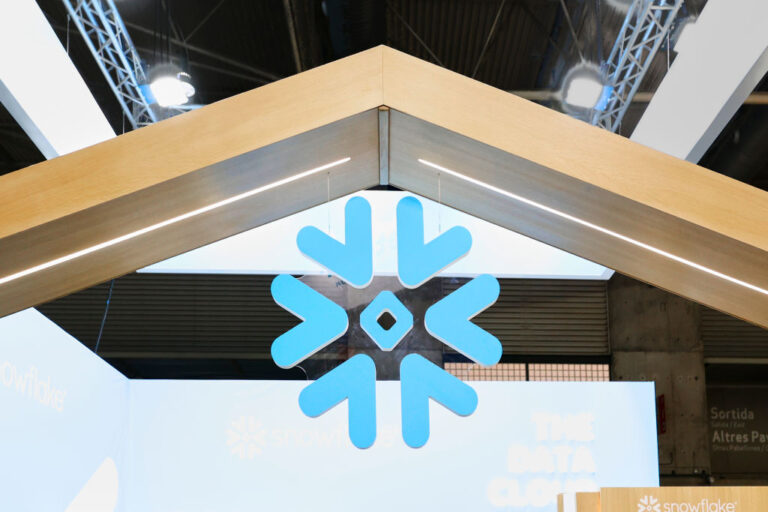 Read more about the article Snowflake brings together developer and analyst needs in new GenAI tool