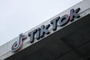 Read more about the article TikTok tests a feature that would bring TikTok Shop links to more videos