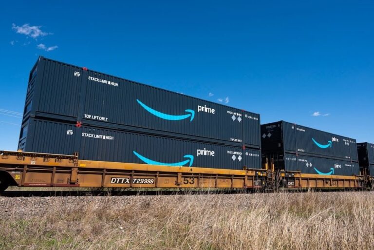 Read more about the article Amazon launches rail service