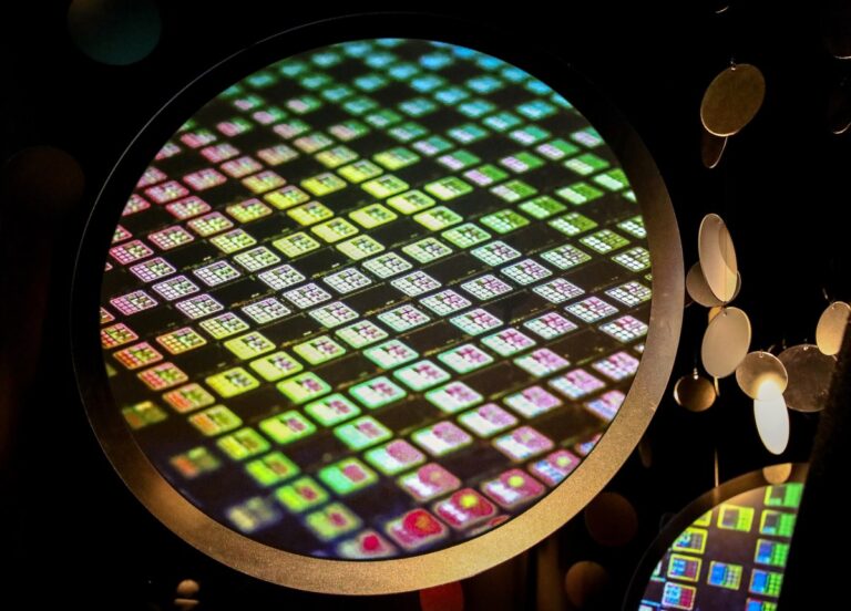 Read more about the article US to award TSMC $6.6B in grants, $5B in loans to step up chip manufacturing in Arizona