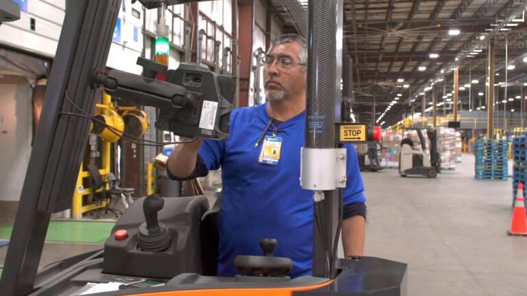 Read more about the article Walmart will deploy robotic forklifts in its distribution centers